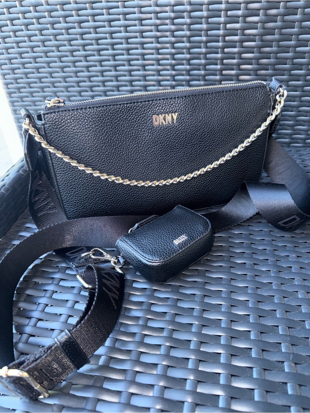 ✨ DKNY Black Pebbled Leather Crossbody with Gold Chain and Little pouch ✨